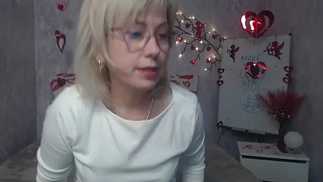 LaurenWishy online show from February 16, 6:09 am