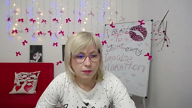 LaurenWishy online show from March 6, 6:26 pm