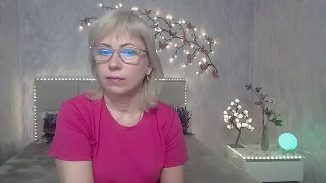LaurenWishy online show from March 24, 6:18 am