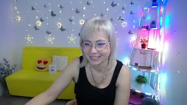 LaurenWishy online show from April 27, 5:22 pm