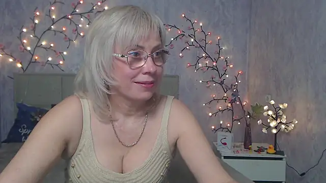 LaurenWishy online show from May 1, 11:59 am