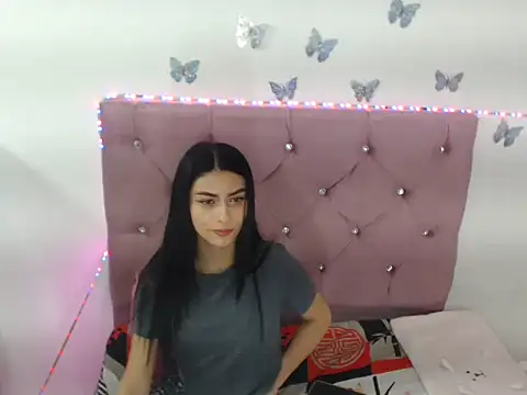 Snapshot of Isardrigue02 chatting on November 25, 3:17 am Isardrigue02 online show from November 25, 3:17 am