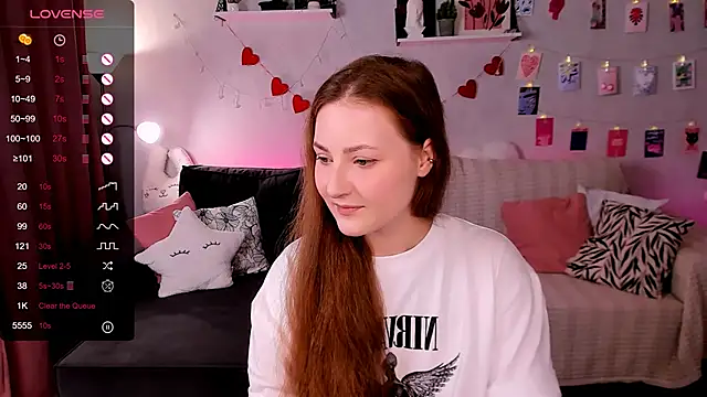 Snapshot of velvet_cherry_ chatting on May 6, 8:52 am velvet cherry online show from May 6, 8:52 am