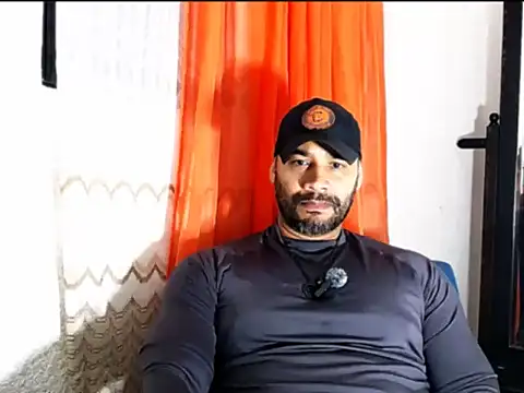 Snapshot of musclehetero chatting on May 20, 8:09 am musclehetero online show from May 20, 8:09 am