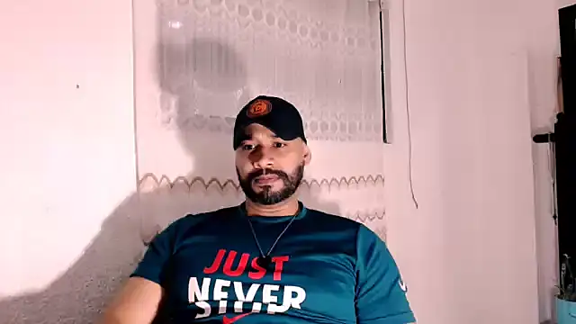 Snapshot of musclehetero chatting on July 5, 1:23 am musclehetero online show from July 5, 1:23 am