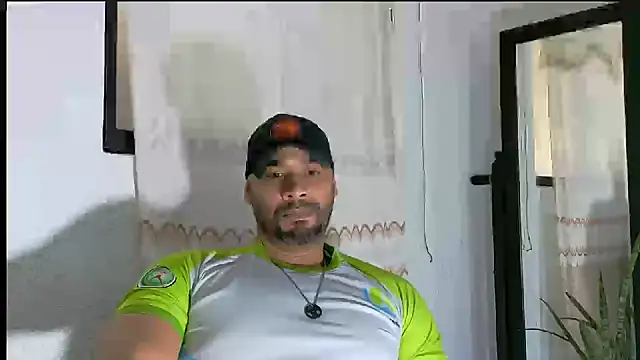 Snapshot of musclehetero chatting on July 17, 2:13 pm musclehetero online show from July 17, 2:13 pm
