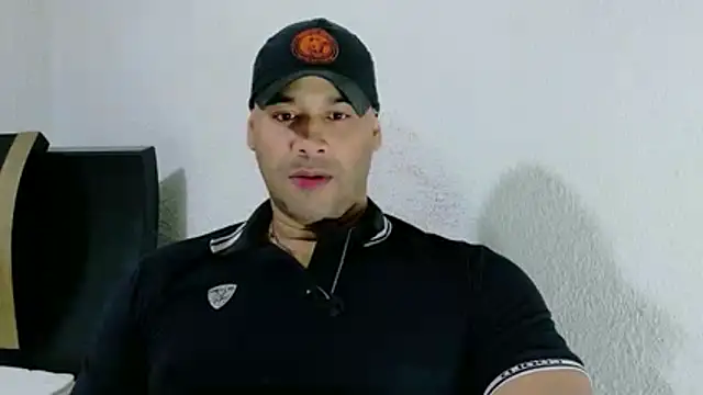Snapshot of musclehetero chatting on August 4, 1:20 am musclehetero online show from August 4, 1:20 am