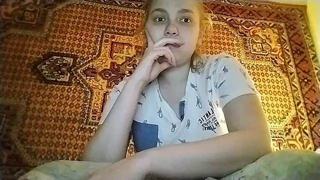 Snapshot of KikiBang chatting on April 12, 6:57 pm KikiBang online show from April 12, 6:57 pm