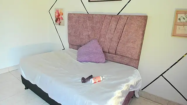 Snapshot of Julieta_Lein_ chatting on December 3, 8:40 pm Julieta Lein online show from December 3, 8:40 pm