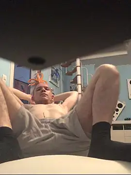 Snapshot of Spielzeugtwink chatting on June 24, 7:24 pm Spielzeugtwink online show from June 24, 7:24 pm