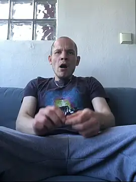 Snapshot of Spielzeugtwink chatting on July 10, 2:52 pm Spielzeugtwink online show from July 10, 2:52 pm