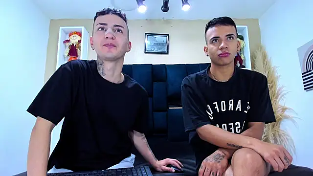 Snapshot of DamianAndMAximoo chatting on December 3, 11:52 am DamianAndMAximoo online show from December 3, 11:52 am