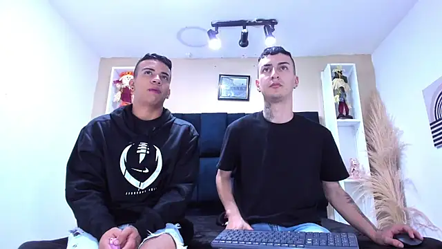 Snapshot of DamianAndMAximoo chatting on December 5, 11:52 am DamianAndMAximoo online show from December 5, 11:52 am