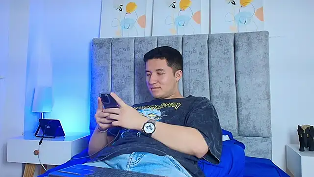 Snapshot of Ethan-Connor chatting on November 22, 8:52 pm Ethan-Connor online show from November 22, 8:52 pm