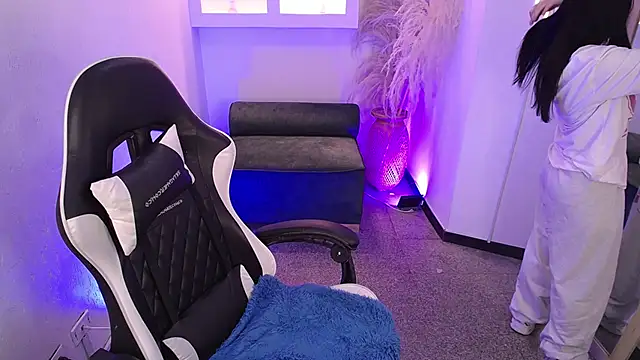 vallolett online show from December 1, 9:20 pm