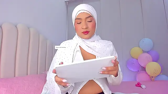 Snapshot of Amira-Zahra chatting on May 12, 9:56 pm Amira-Zahra online show from May 12, 9:56 pm