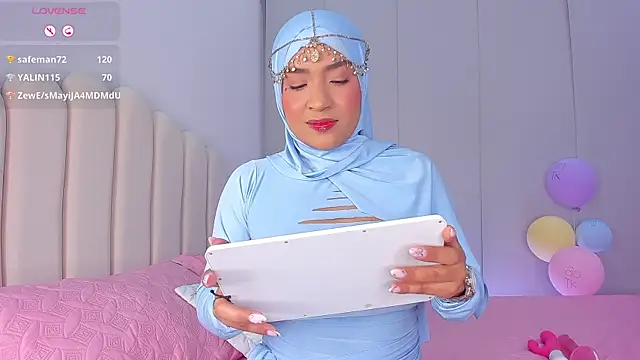 Snapshot of Amira-Zahra chatting on May 21, 10:28 pm Amira-Zahra online show from May 21, 10:28 pm