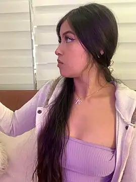 Snapshot of KyliePinkk_ chatting on December 4, 8:17 pm KyliePinkk online show from December 4, 8:17 pm