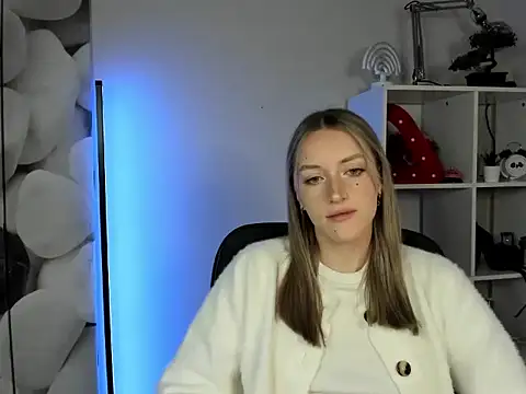 Snapshot of EvelynBlond chatting on November 24, 6:35 am EvelynBlond online show from November 24, 6:35 am