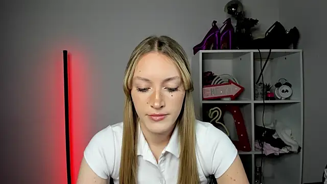 Snapshot of EvelynBlond chatting on May 6, 12:43 pm EvelynBlond online show from May 6, 12:43 pm