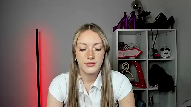 Snapshot of EvelynBlond chatting on May 8, 12:32 pm EvelynBlond online show from May 8, 12:32 pm