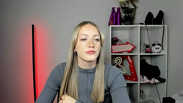 Snapshot of EvelynBlond chatting on May 11, 12:33 pm EvelynBlond online show from May 11, 12:33 pm