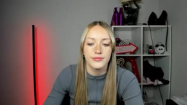 Snapshot of EvelynBlond chatting on May 11, 4:37 pm EvelynBlond online show from May 11, 4:37 pm