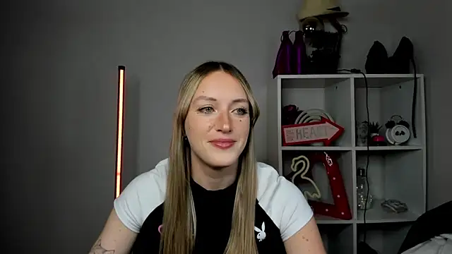 Snapshot of EvelynBlond chatting on May 13, 12:46 pm EvelynBlond online show from May 13, 12:46 pm