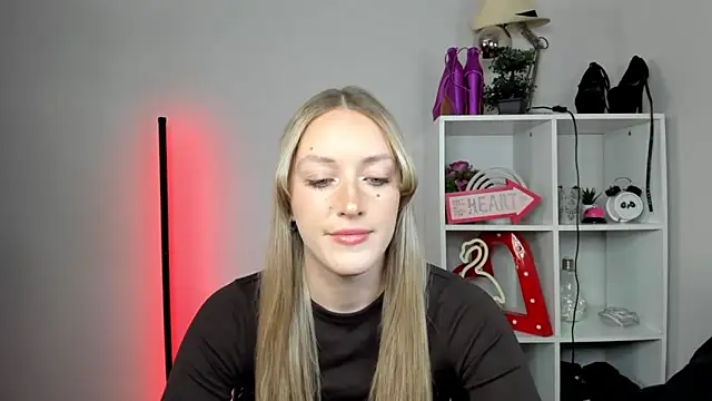 Snapshot of EvelynBlond chatting on May 14, 12:45 pm EvelynBlond online show from May 14, 12:45 pm