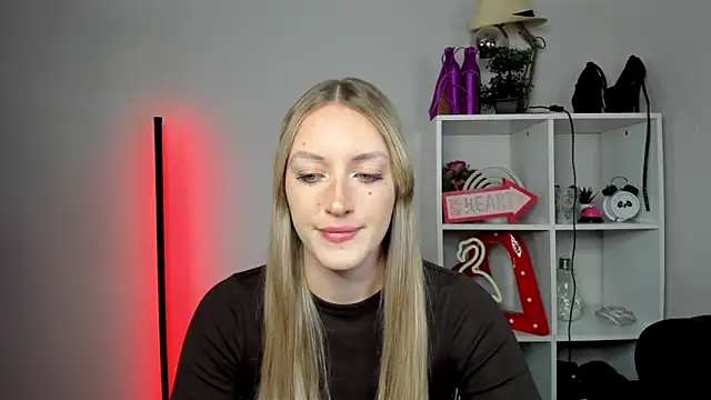 Snapshot of EvelynBlond chatting on May 15, 5:25 am EvelynBlond online show from May 15, 5:25 am
