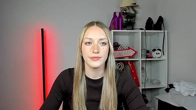 Snapshot of EvelynBlond chatting on May 18, 12:55 pm EvelynBlond online show from May 18, 12:55 pm