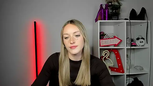 Snapshot of EvelynBlond chatting on May 19, 12:44 pm EvelynBlond online show from May 19, 12:44 pm