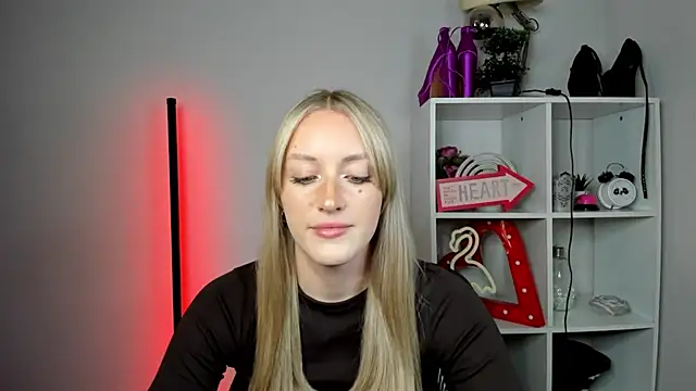 Snapshot of EvelynBlond chatting on May 20, 12:44 pm EvelynBlond online show from May 20, 12:44 pm