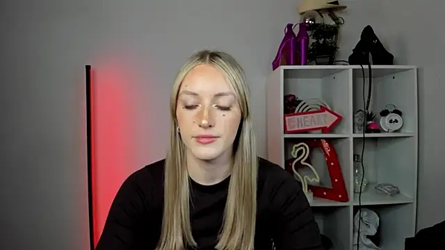 Snapshot of EvelynBlond chatting on May 22, 12:33 pm EvelynBlond online show from May 22, 12:33 pm