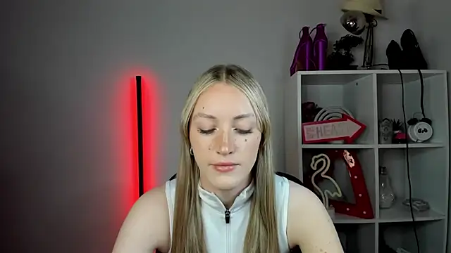 Snapshot of EvelynBlond chatting on May 26, 12:34 pm EvelynBlond online show from May 26, 12:34 pm