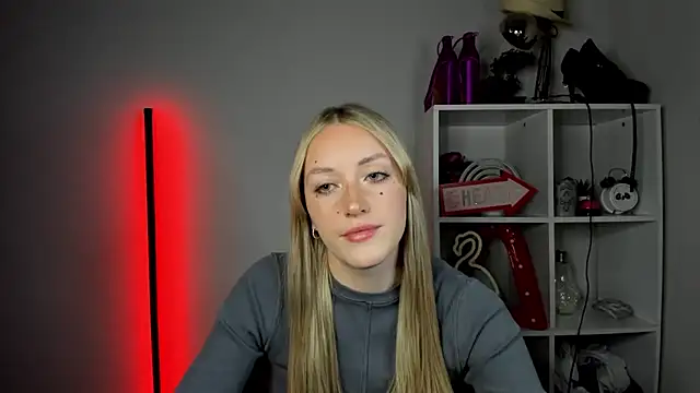 Snapshot of EvelynBlond chatting on May 29, 12:36 pm EvelynBlond online show from May 29, 12:36 pm