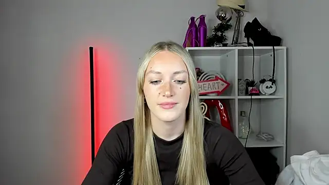 Snapshot of EvelynBlond chatting on June 2, 12:40 pm EvelynBlond online show from June 2, 12:40 pm