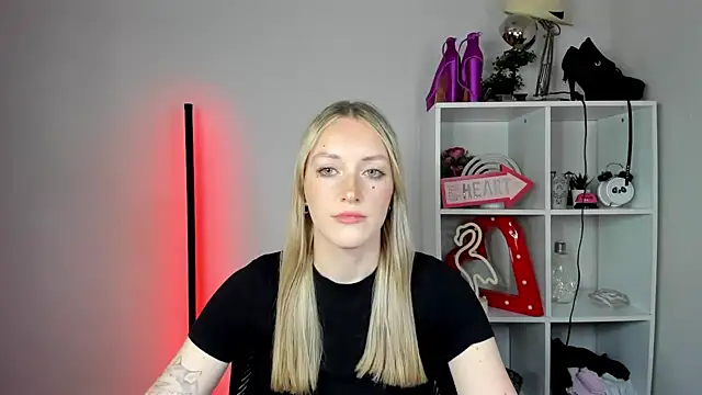 Snapshot of EvelynBlond chatting on June 4, 12:22 pm EvelynBlond online show from June 4, 12:22 pm