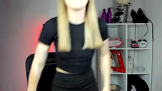 Snapshot of EvelynBlond chatting on June 5, 12:33 pm EvelynBlond online show from June 5, 12:33 pm