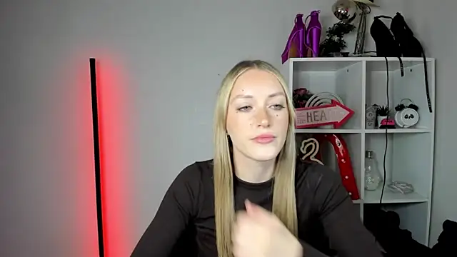 Snapshot of EvelynBlond chatting on June 8, 12:38 pm EvelynBlond online show from June 8, 12:38 pm