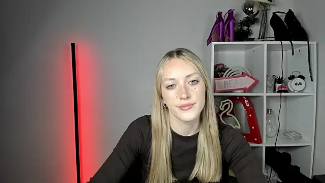 Snapshot of EvelynBlond chatting on June 9, 12:39 pm EvelynBlond online show from June 9, 12:39 pm