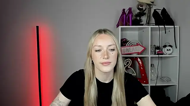 Snapshot of EvelynBlond chatting on June 10, 12:37 pm EvelynBlond online show from June 10, 12:37 pm