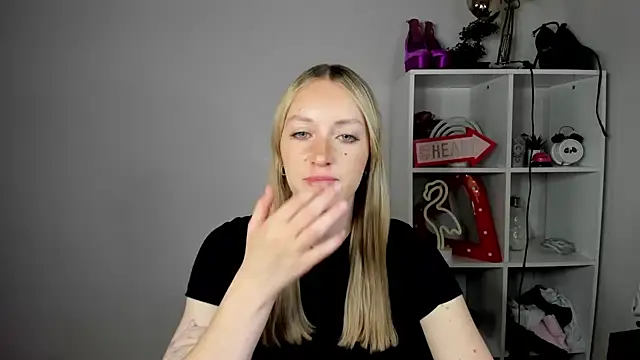 Snapshot of EvelynBlond chatting on June 11, 12:36 pm EvelynBlond online show from June 11, 12:36 pm