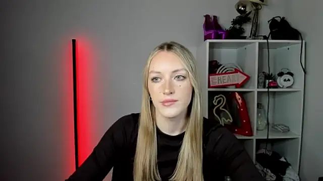 Snapshot of EvelynBlond chatting on June 12, 12:37 pm EvelynBlond online show from June 12, 12:37 pm