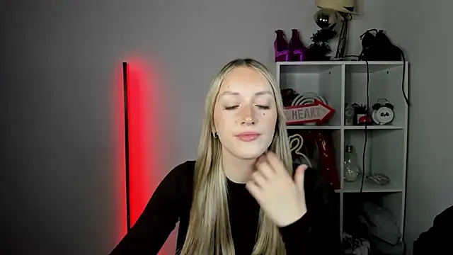 Snapshot of EvelynBlond chatting on June 16, 12:41 pm EvelynBlond online show from June 16, 12:41 pm