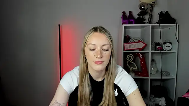 Snapshot of EvelynBlond chatting on June 18, 12:31 pm EvelynBlond online show from June 18, 12:31 pm