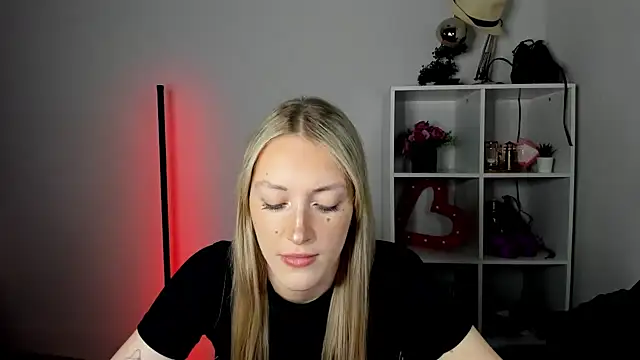 EvelynBlond online show from July 3, 12:44 pm