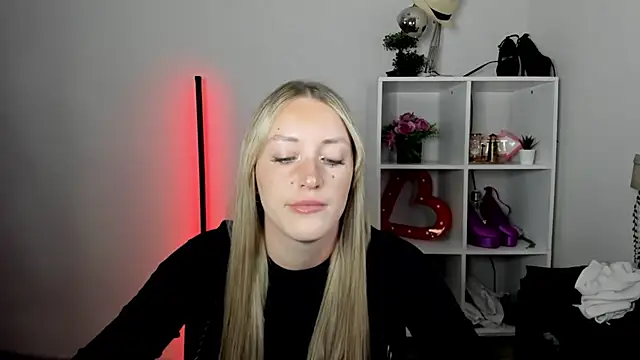 EvelynBlond online show from July 17, 12:45 pm