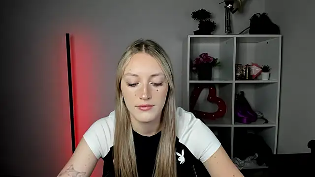 EvelynBlond online show from July 24, 10:35 am