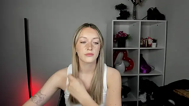EvelynBlond online show from August 3, 12:43 pm